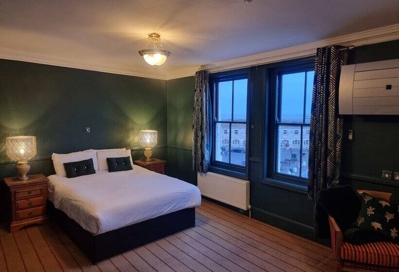 اتاق لوکس با چشم‌انداز دریا, The Royal Oak