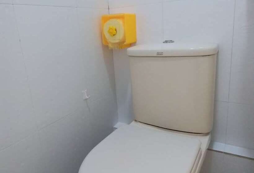 اتاق خانوادگی, Asia Travel House