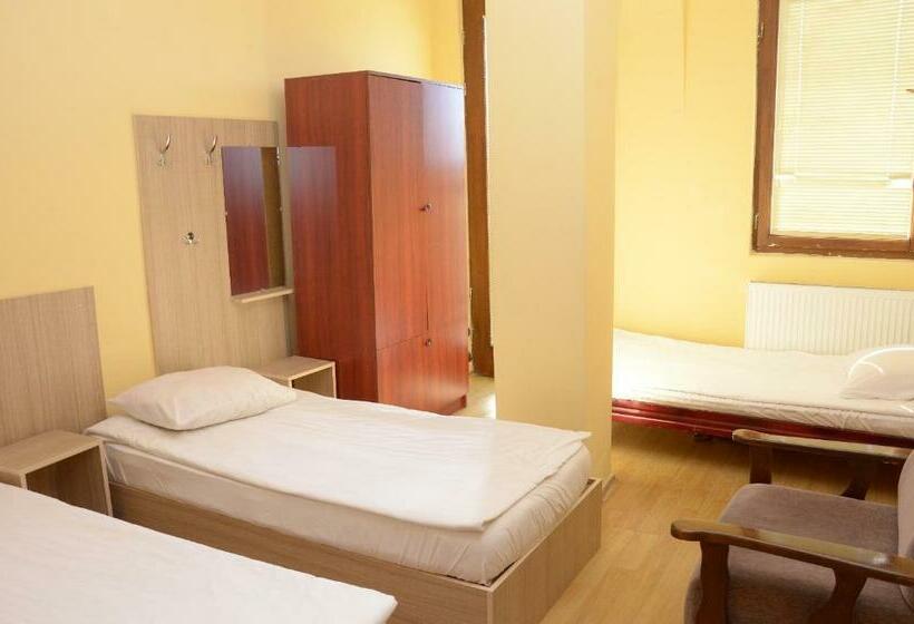 اتاق ساده سه‌ نفره, Starhostel