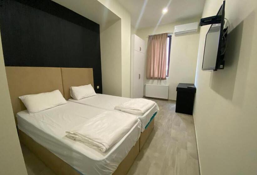اتاق لوکس با چشم‌انداز شهر, Starhostel