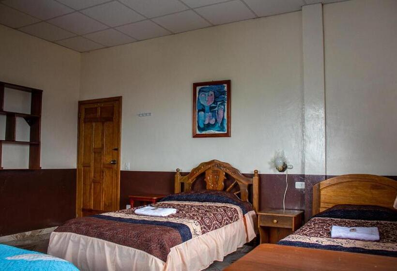 اتاق خانوادگی با چشم‌انداز کوه, Hostal Limoncocha