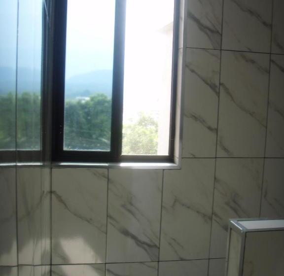 اتاق لوکس چهار تخته, Hostal Limoncocha