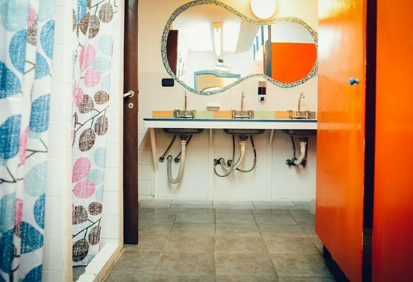 اتاق استاندارد با سرویس بهداشتی مشترک, Hostel Yakush