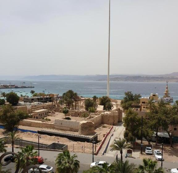 اتاق خانوادگی با چشم‌انداز دریا, Yafko