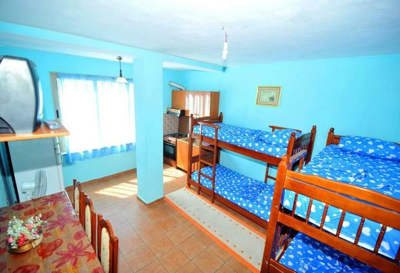 اتاق استاندارد چهار تخته, Pemaj Hostel