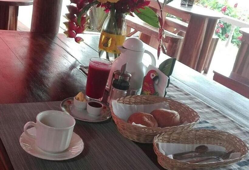 اتاق خانوادگی با چشم‌انداز کوه, Hostal Tena ñaui