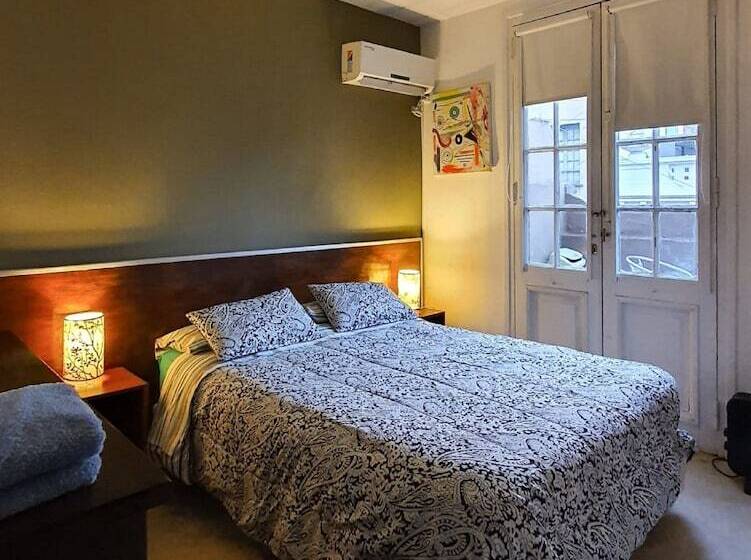 اتاق استاندارد با سرویس بهداشتی مشترک, Hostel Carlos Gardel