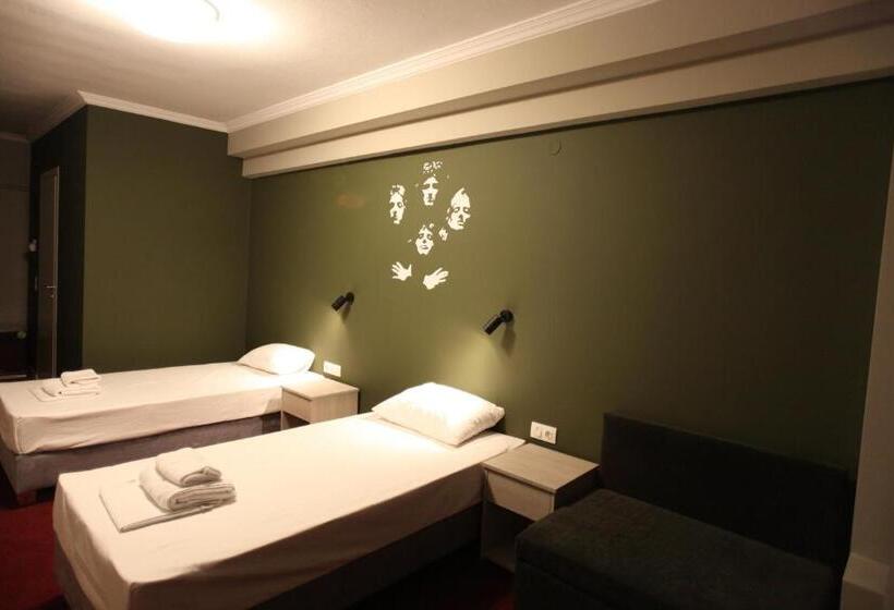اتاق استاندارد سه نفره, Stay Hybrid Hostel