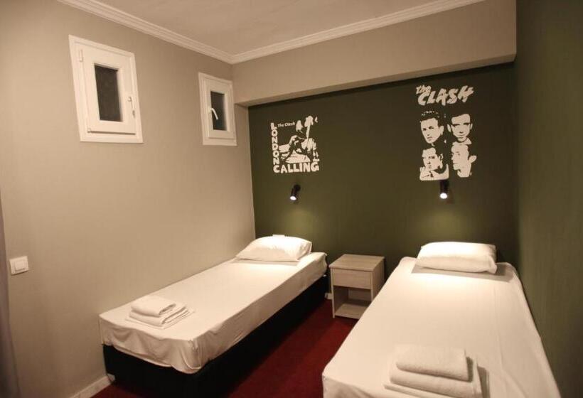 اتاق استاندارد سه نفره, Stay Hybrid Hostel