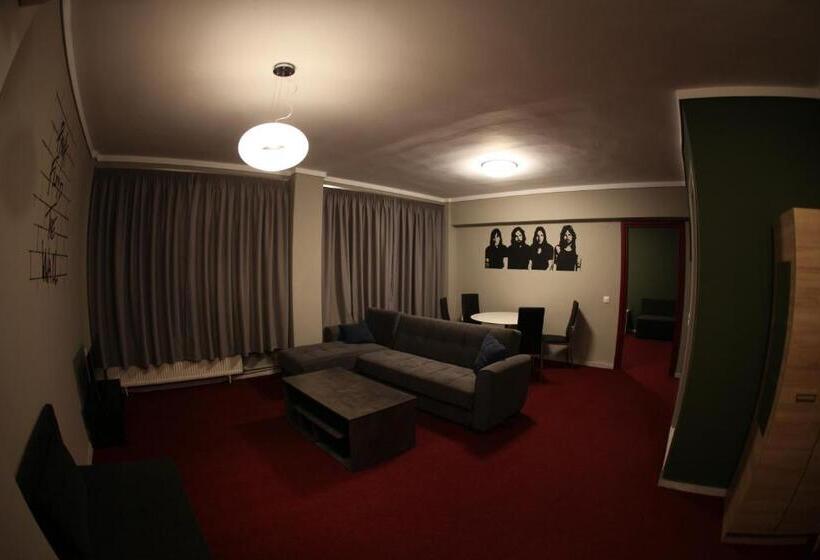 سوییت خانوادگی, Stay Hybrid Hostel