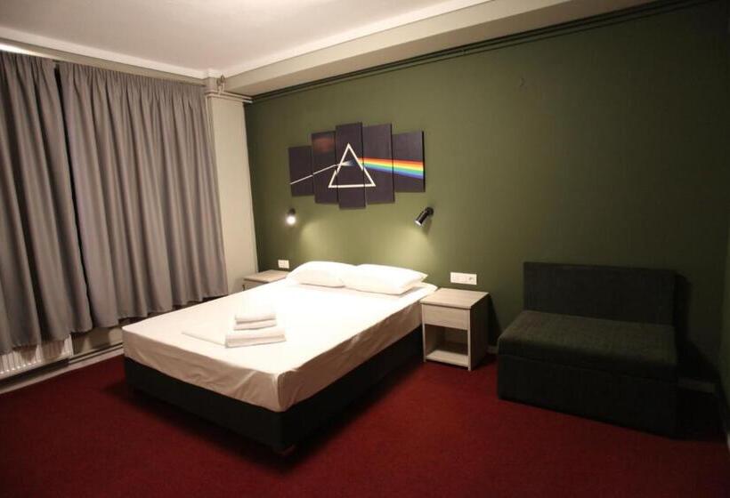 سوییت خانوادگی, Stay Hybrid Hostel