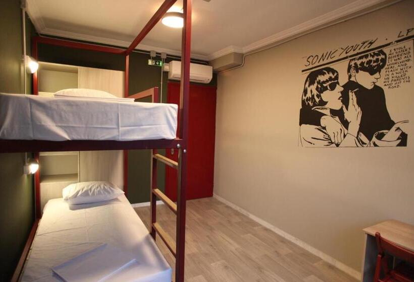 تختخواب در اتاق مشترک, Stay Hybrid Hostel
