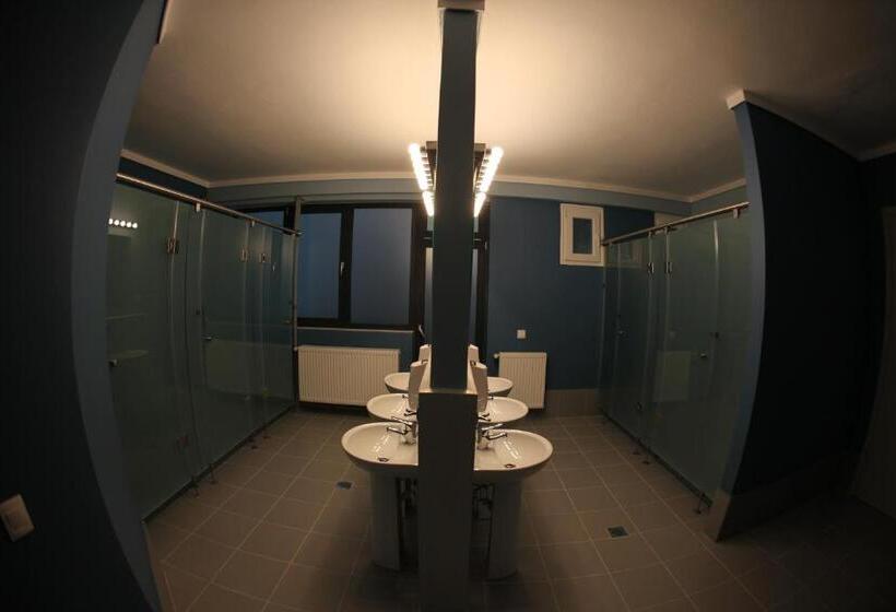 تختخواب در اتاق مشترک, Stay Hybrid Hostel