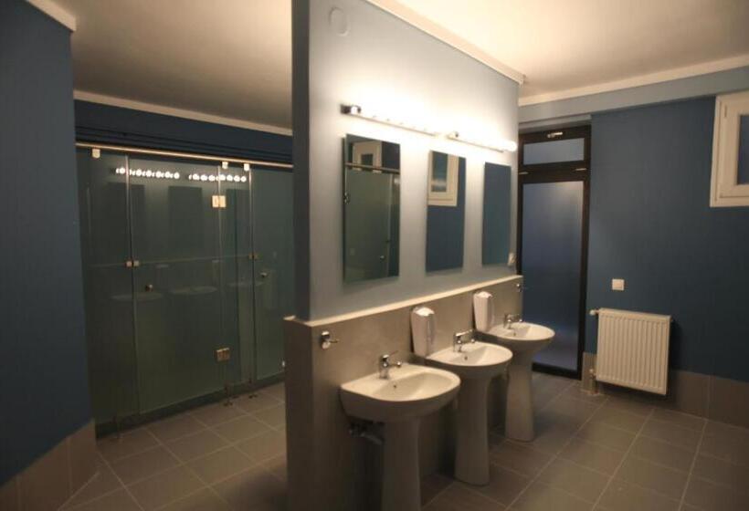 تختخواب در اتاق مشترک, Stay Hybrid Hostel