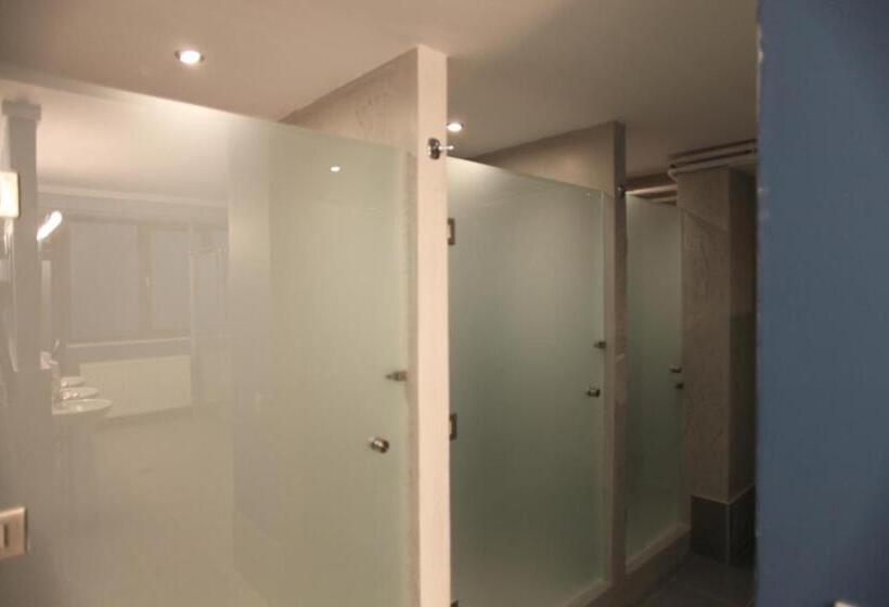 تختخواب در اتاق مشترک, Stay Hybrid Hostel