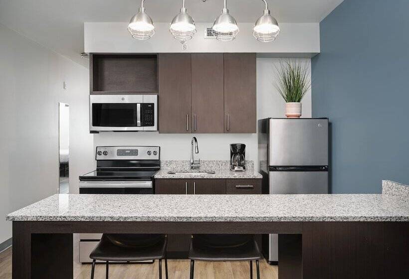 سوییت, Stayapt Suites College Station