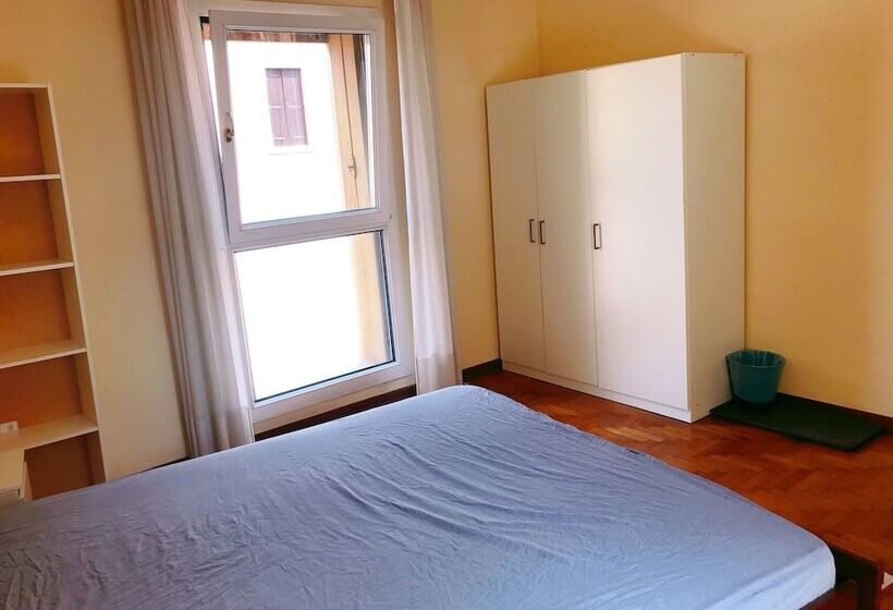 تختخواب در اتاق مشترک, Room In Apartment   B&b In The Heart Of The University Town Of Padua For Short Summer Trips
