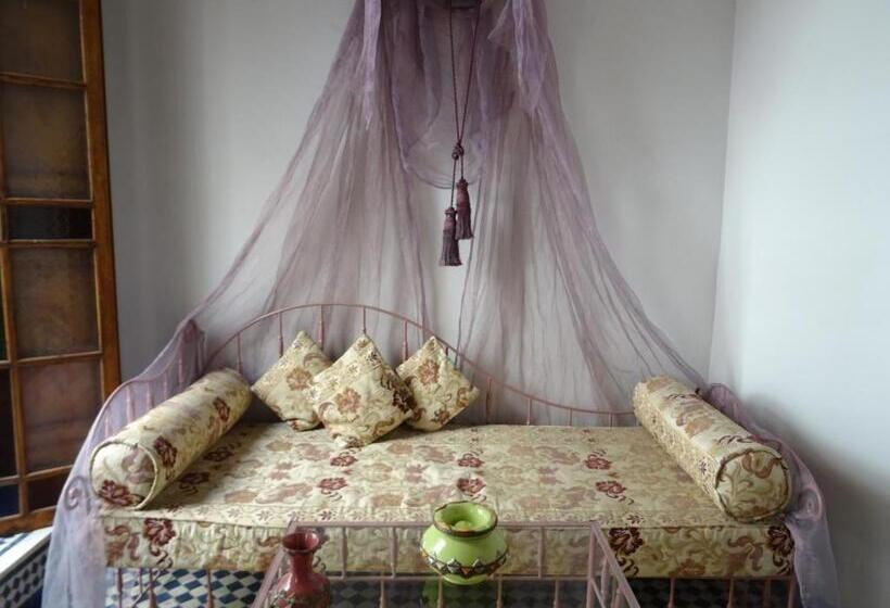 اتاق سوپریور با تخت بزرگ, Dar Al Safadi