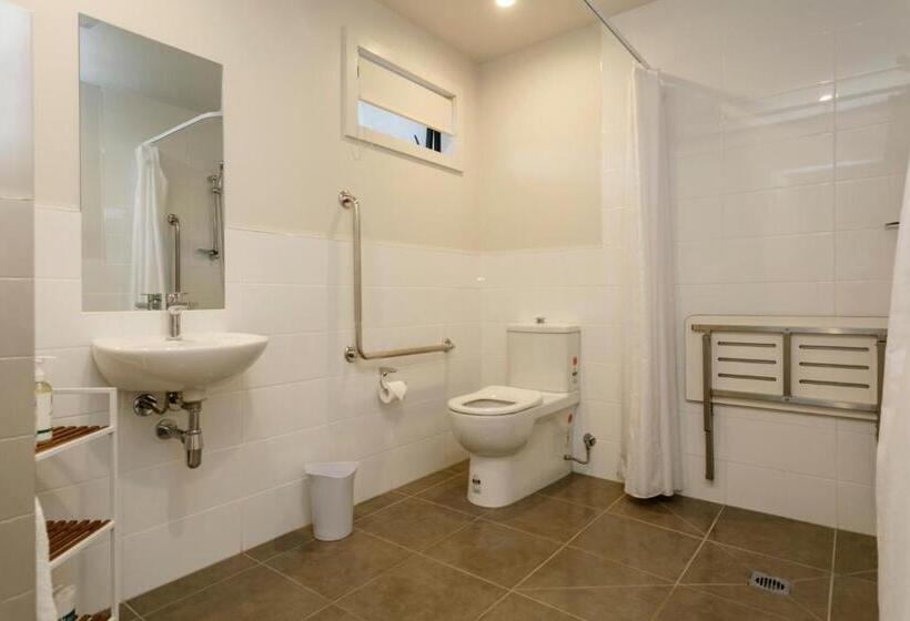 استودیوی استاندارد, Acacia Lake View Motel