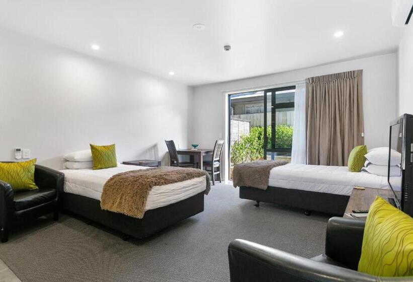 استودیوی استاندارد, Acacia Lake View Motel