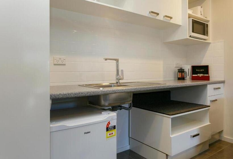 استودیوی استاندارد, Acacia Lake View Motel