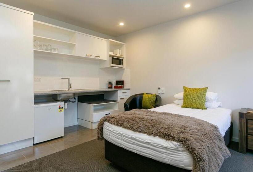استودیوی استاندارد, Acacia Lake View Motel