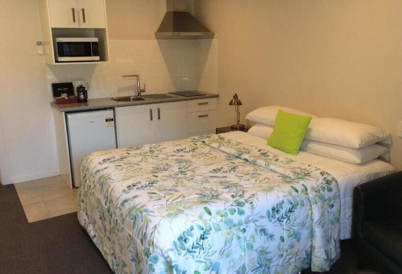 استودیوی استاندارد, Acacia Lake View Motel