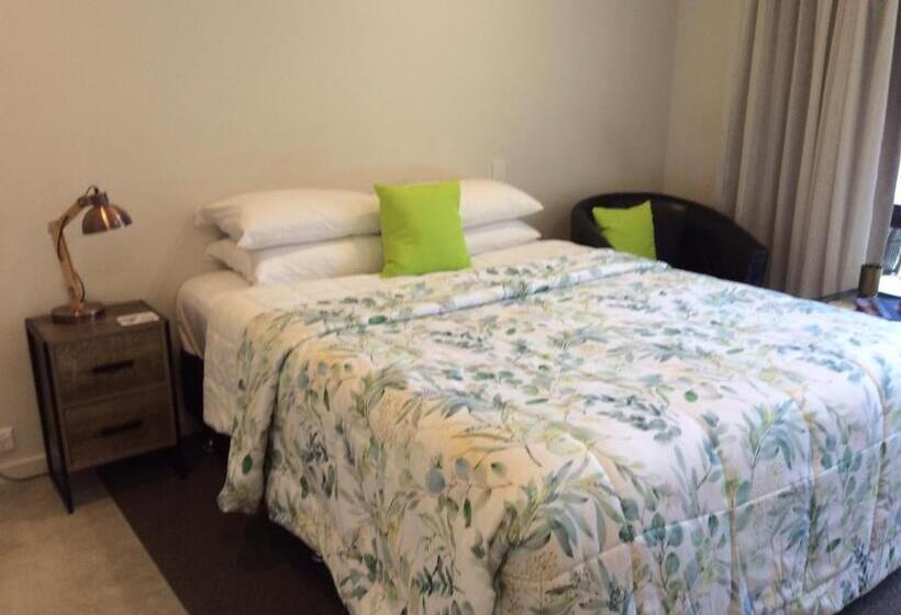 استودیوی استاندارد, Acacia Lake View Motel