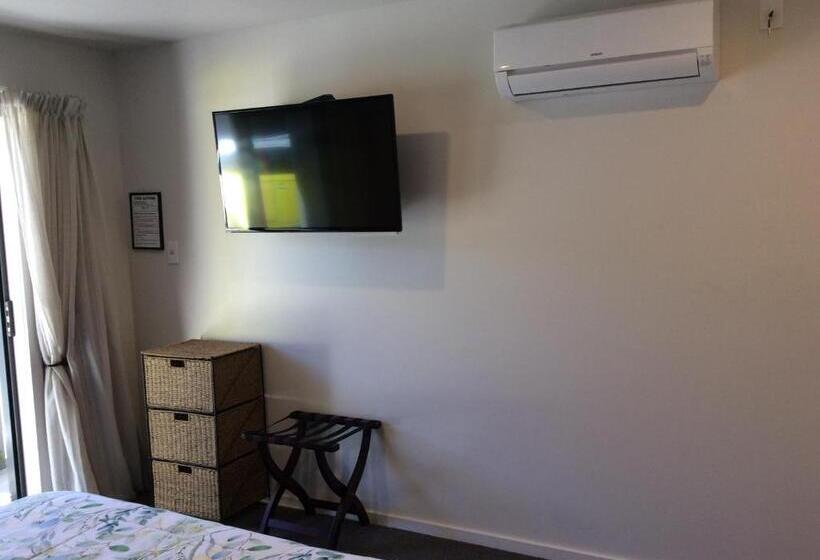 استودیوی استاندارد, Acacia Lake View Motel
