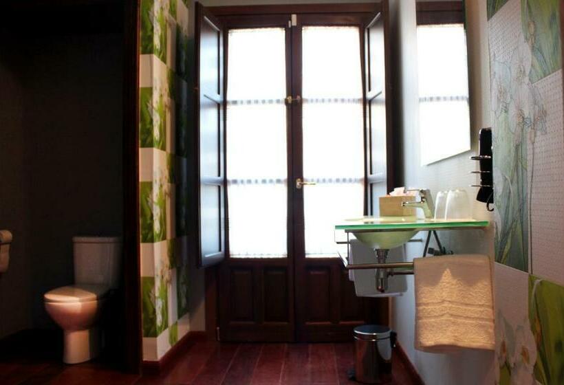 اتاق لوکس با بالکن, Suite Comares
