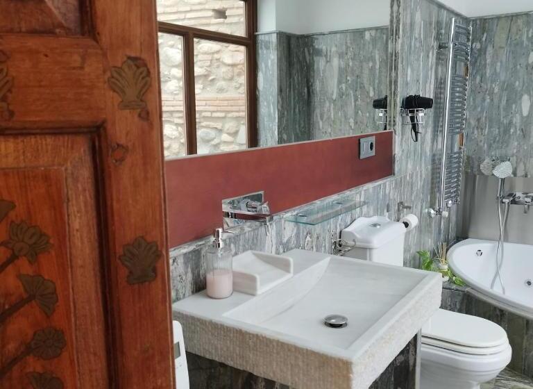 اتاق لوکس با وان آب گرم, Suite Comares