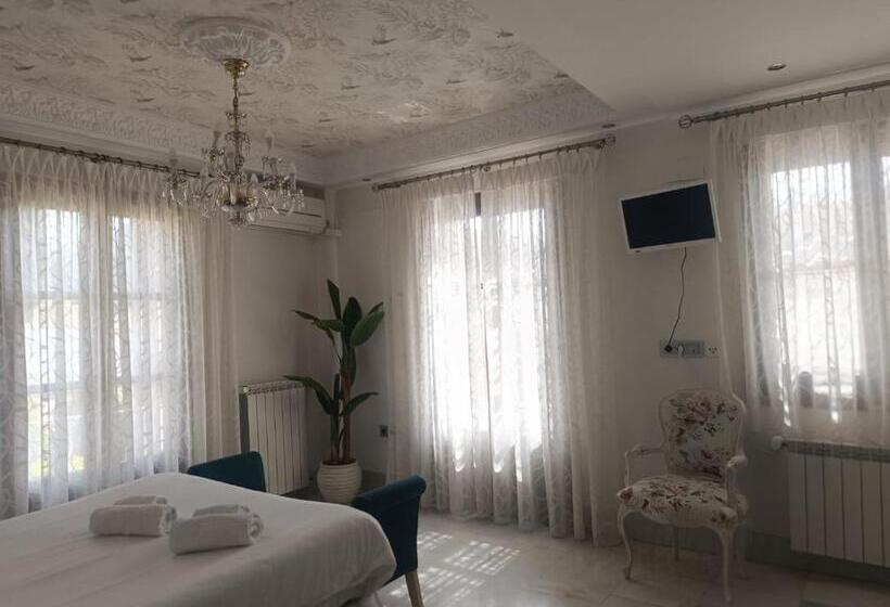 اتاق لوکس با بالکن, Suite Comares