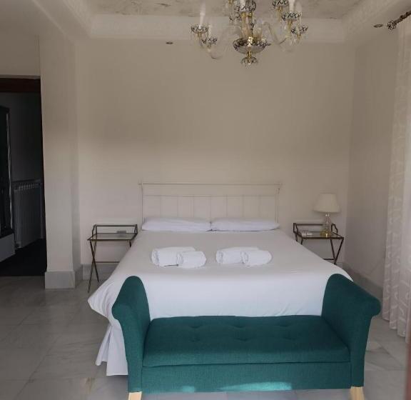 اتاق لوکس با بالکن, Suite Comares