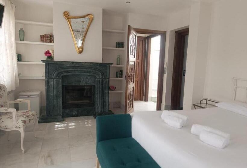 اتاق لوکس با بالکن, Suite Comares