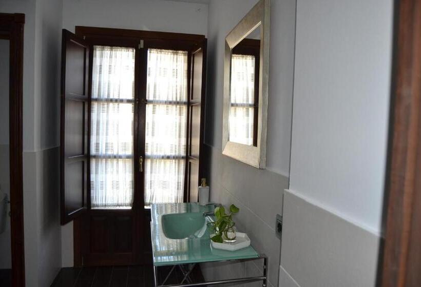 اتاق لوکس با بالکن, Suite Comares