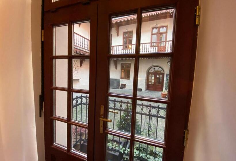 استودیوی سوپریور, Gołębia 8 Residence