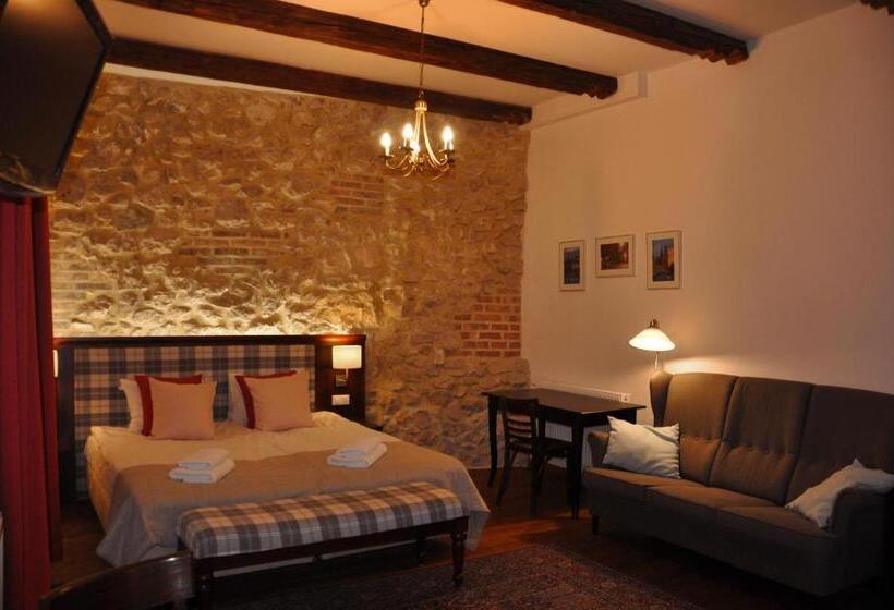 استودیوی سوپریور, Gołębia 8 Residence