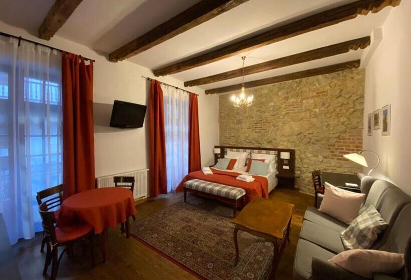 استودیوی سوپریور, Gołębia 8 Residence