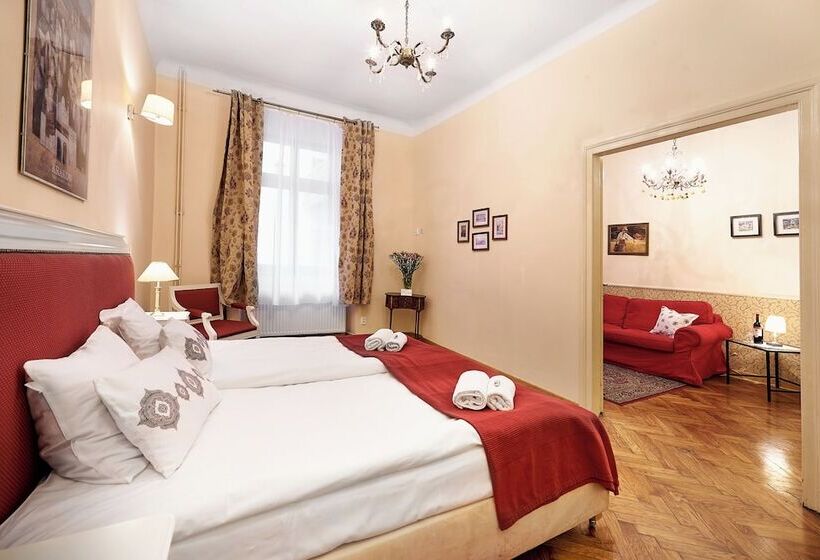 استودیوی سوپریور, Gołębia 8 Residence