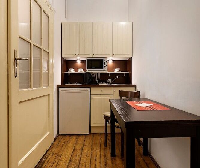 استودیوی سوپریور, Gołębia 8 Residence