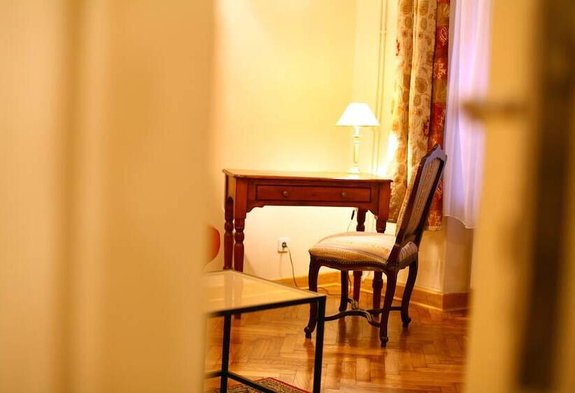 استودیوی سوپریور, Gołębia 8 Residence
