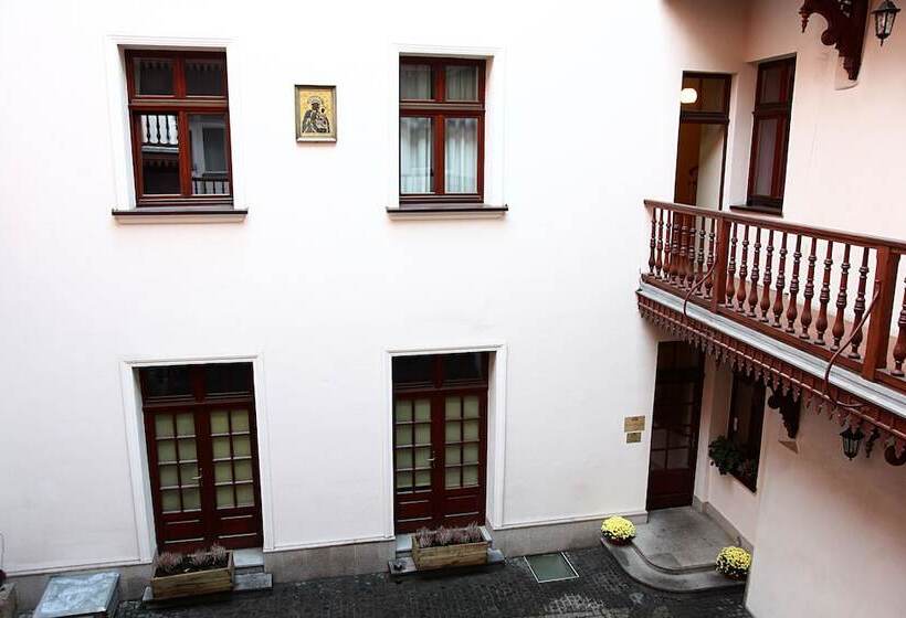 استودیوی سوپریور, Gołębia 8 Residence