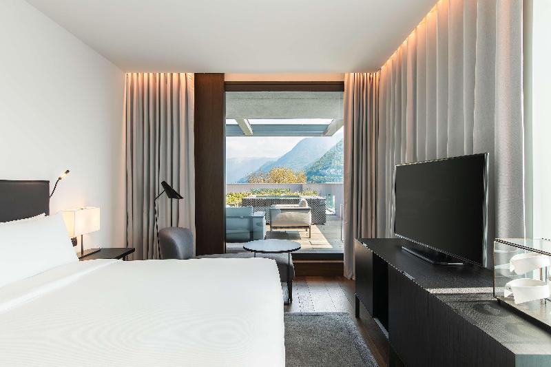 Superior suite with lake view, Hilton Lake Como