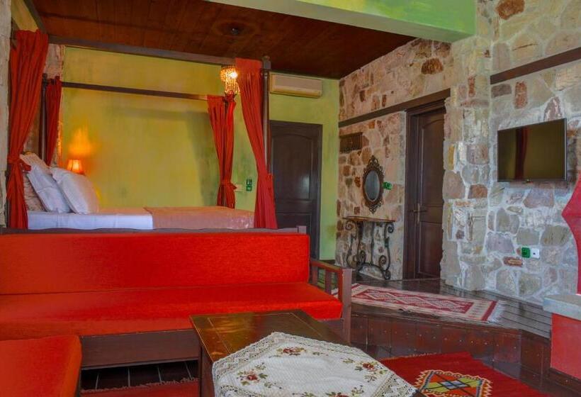 چشم‌اندازهای پهناور سوئیت جونیور, Monastiri Guesthouse