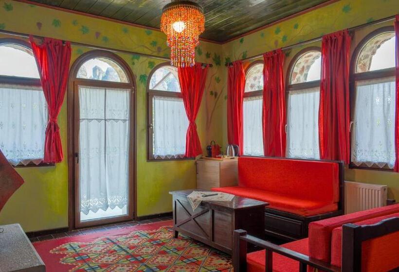 چشم‌اندازهای پهناور سوئیت جونیور, Monastiri Guesthouse