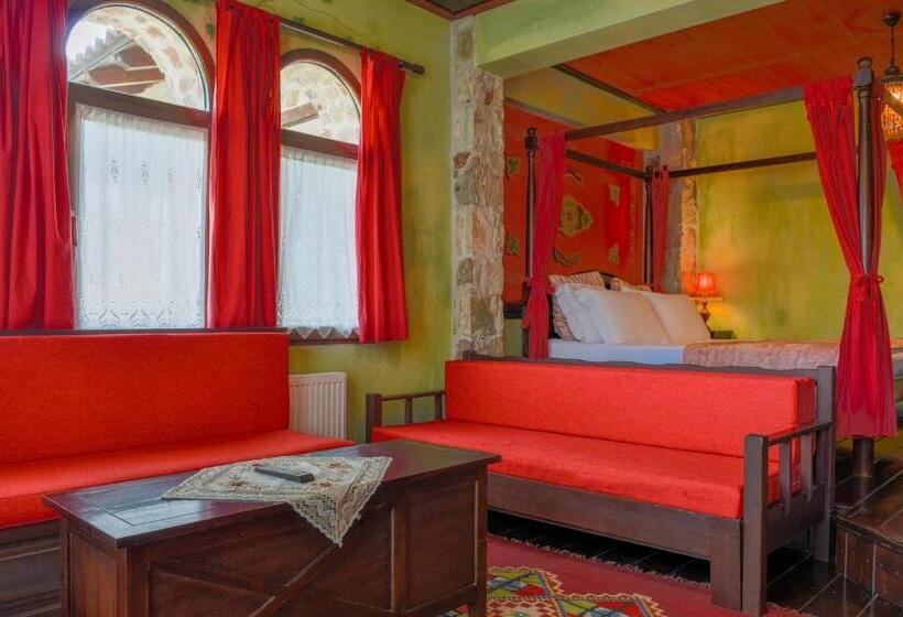 چشم‌اندازهای پهناور سوئیت جونیور, Monastiri Guesthouse