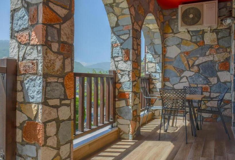 سوییت خانوادگی, Monastiri Guesthouse