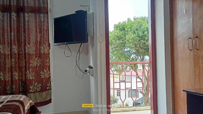 اتاق لوکس با بالکن, Shillong Guest House