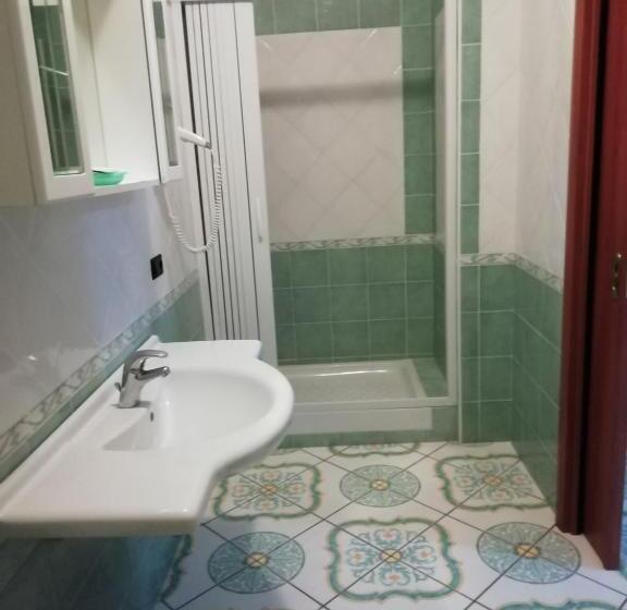 اتاق سه‌نفرۀ استاندارد با سرویس بهداشتی بیرون از اتاق, Villa Giannina