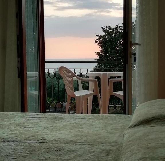 اتاق استاندارد با بالکن و چشم‌انداز دریا, Villa Giannina